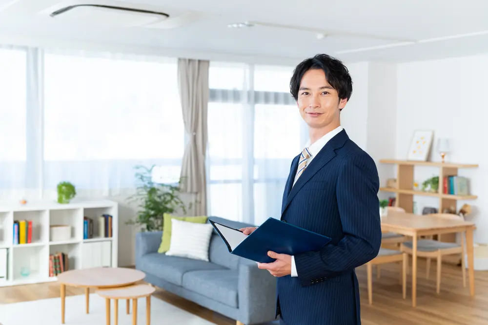 バインダーを持つ男性