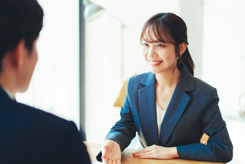 相談に乗る女性